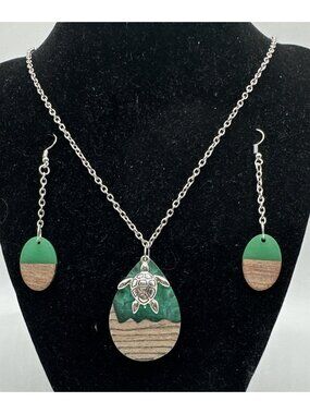 Unique Green Resin Wood Silver Tone Turtle And Chain 30” Necklace  3”Earrings